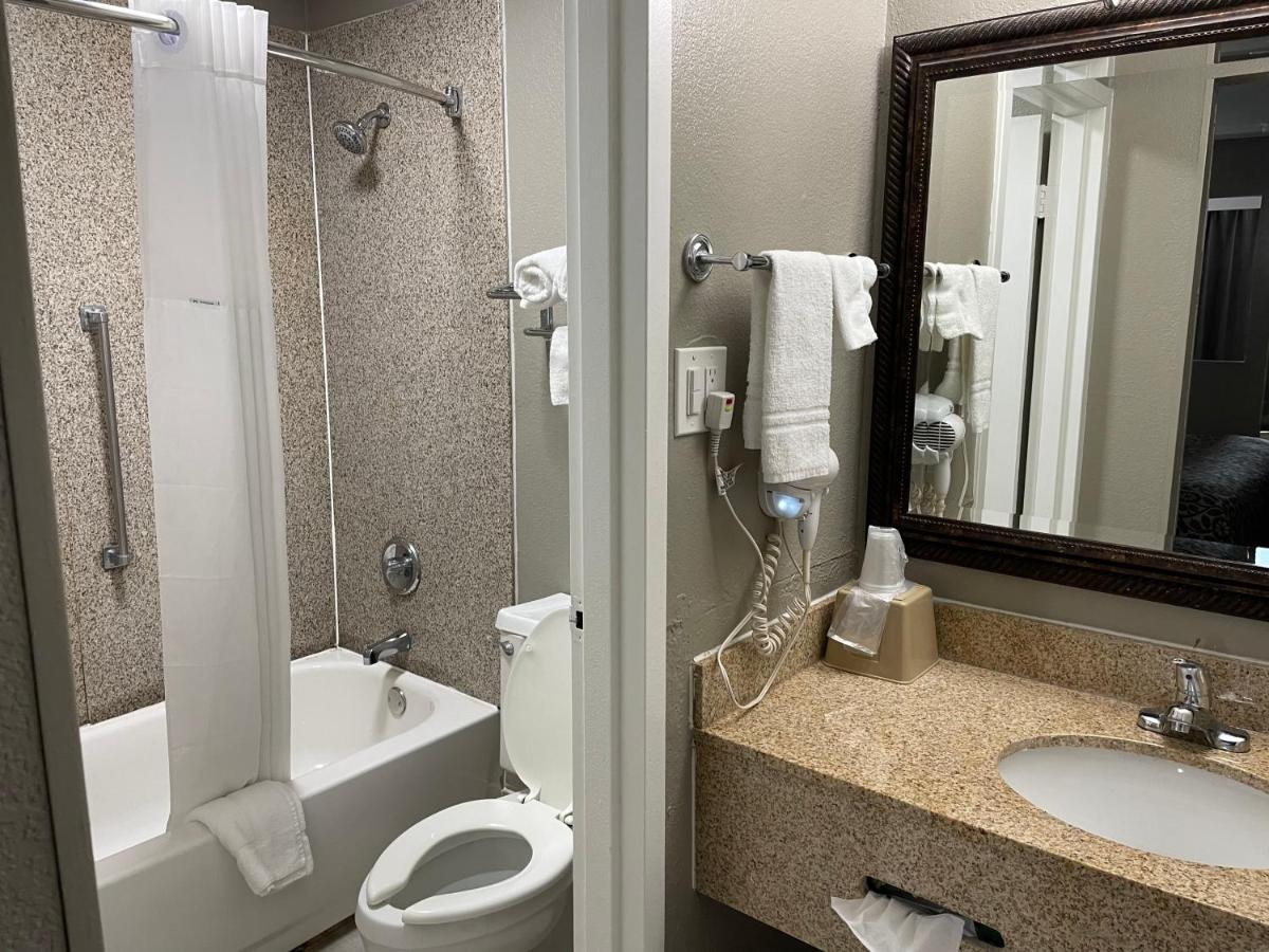 Days & By Wyndham Germantown Area 2*